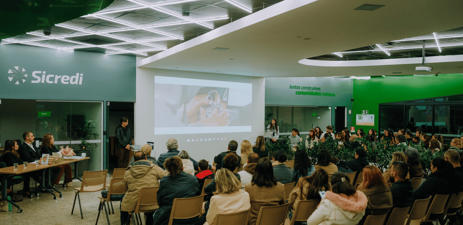 Programa Vira-Chave da Sicredi Pioneira forma 25 estudantes em Canela